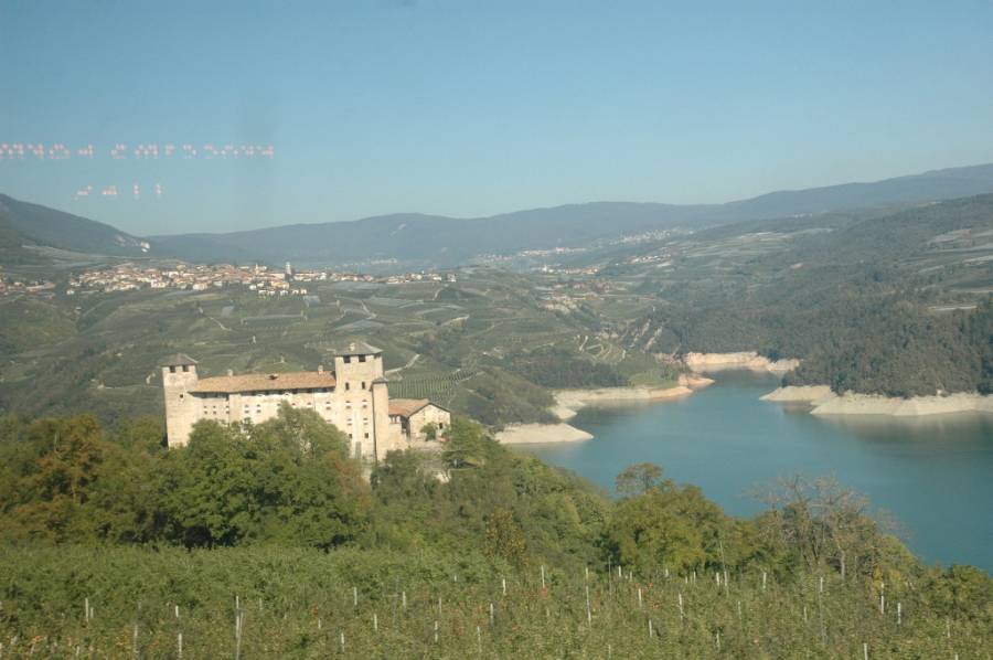 Unterwegs nach Male. Blick auf den Lago di Santa Giustina bei Cles. Unterwegs nach Male. Blick auf den Lago di Santa Giustina bei Cles.