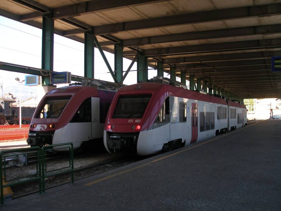 Stelldichein der Triebzüge ETi 407 und 412 in Trient.