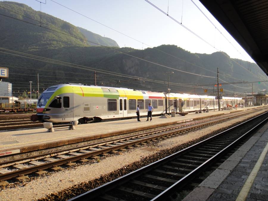 Stelldichein der Züge in Bozen. Ein 6-Teiliger FLIRT ETR155 für den Einsatz... Stelldichein der Züge in Bozen. Ein 6-Teiliger FLIRT ETR155 für den Einsatz...