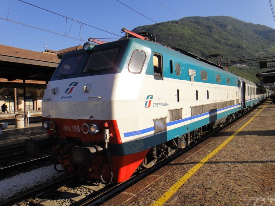  und zur Abwechslung ein Zug  der Trenitalia, bespannt mit einer Tartaruga...