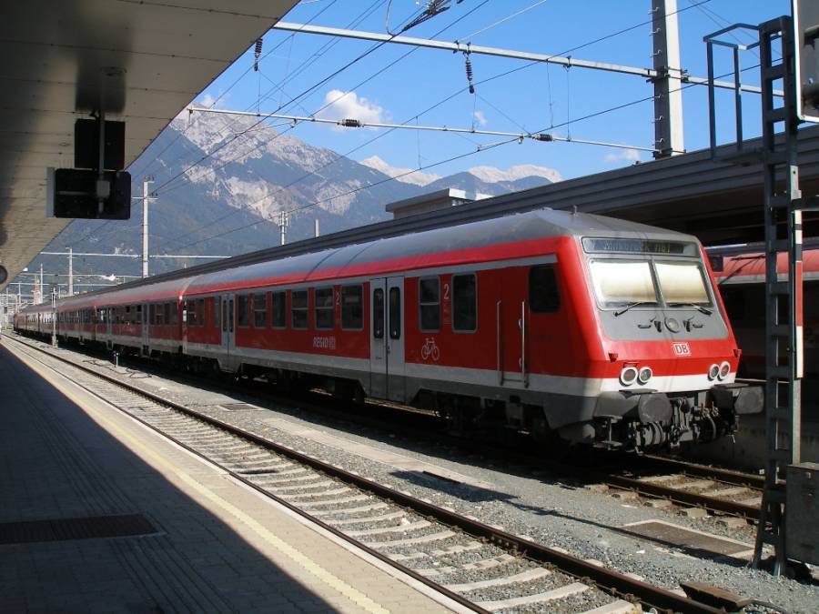 Beim Umsteigen in Innsbruck Richtung Arlberg - Schweiz, sehen wir noch einen
deutschen Pendelzug, der von Garmisch-Partenkirchen über die Karwendelbahn... Beim Umsteigen in Innsbruck Richtung Arlberg - Schweiz, sehen wir noch einen
deutschen Pendelzug, der von Garmisch-Partenkirchen über die Karwendelbahn...