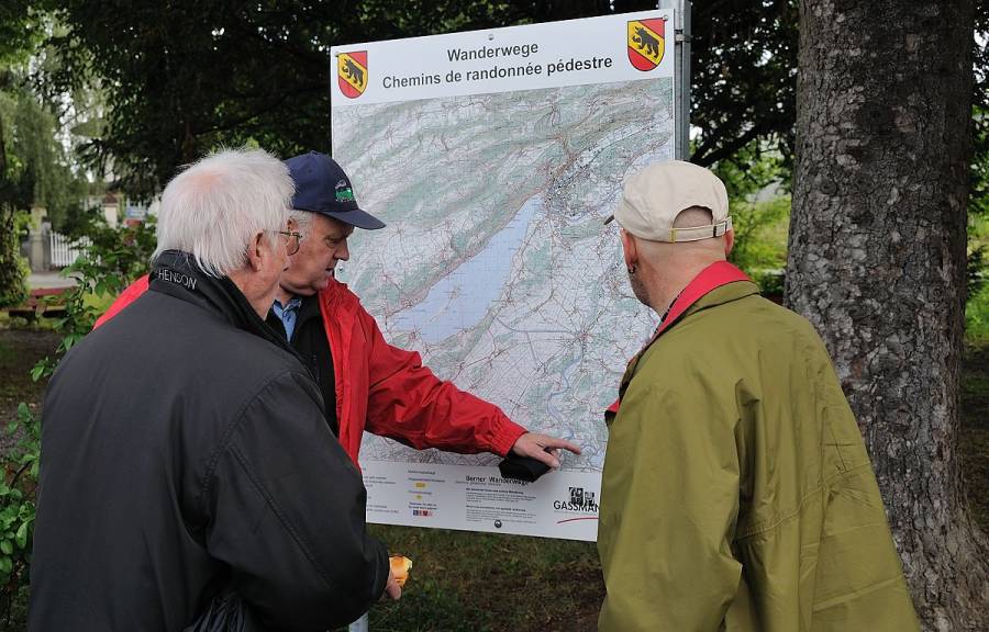 .. oder sich geografisch weiterbilden. Nach dem Verfolgen der soeben
abgefahrenen Strecke Biel Täuffelen Ins, schneidet Fredi ein aktuelles Thema...
.. oder sich geografisch weiterbilden. Nach dem Verfolgen der soeben
abgefahrenen Strecke Biel Täuffelen Ins, schneidet Fredi ein aktuelles Thema...