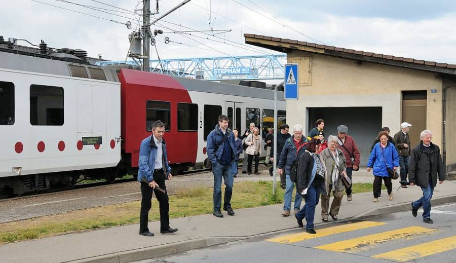 Mit der TPF (wegen des Anstrichs auch Tüpflibahn genannt) fahren wir von Ins...