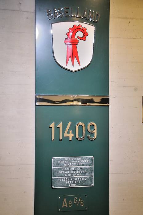 .. daneben an der Wand das Wappen Baselland und die Schilder der Lok 11409.
.. daneben an der Wand das Wappen Baselland und die Schilder der Lok 11409.