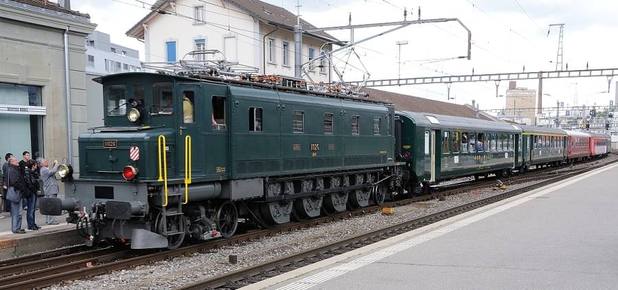 Am Zugschluss ist die Ae 4/7 zur Energieversorgung der Speisewagen. Wir fahren...