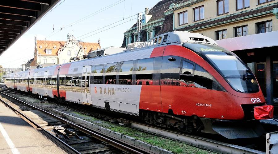 Nach dem Umsteigen in Zürich, St. Gallen, St. Margrethen und Bregenz, treffen...
