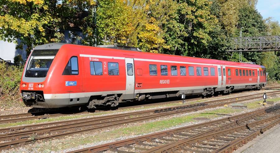 Der 612 er Neigetriebzug mit Namen und Wappen von Lindau erreicht seinen... Der 612 er Neigetriebzug mit Namen und Wappen von Lindau erreicht seinen...