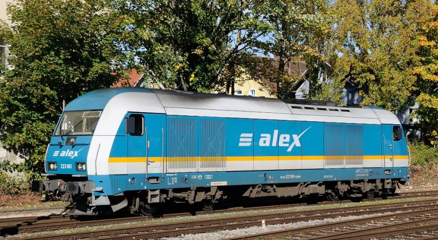 Mit einer Herkules  Diesellok vor dem Alex (Algäu Express) verlassen wir Lindau...