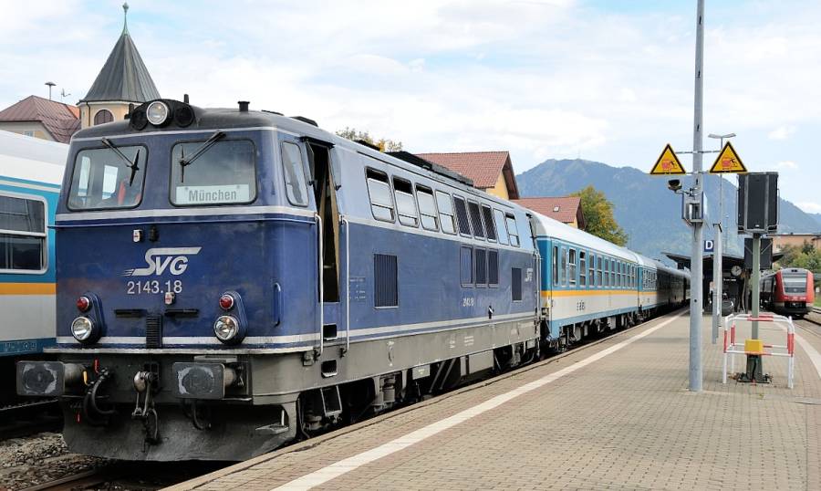 .. die von einer ex ÖBB 2143 von Oberstdorf hierher geführt wurden.
.. die von einer ex ÖBB 2143 von Oberstdorf hierher geführt wurden.