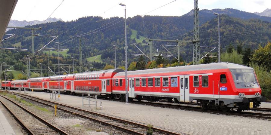 Solche gemischten ein- und doppelstöckige Pendelzüge fahren als Regionalzüge... Solche gemischten ein- und doppelstöckige Pendelzüge fahren als Regionalzüge...