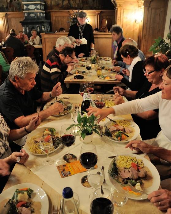 .. bis es ruhiger wird, weil das feine Essen serviert wird.
.. bis es ruhiger wird, weil das feine Essen serviert wird.
