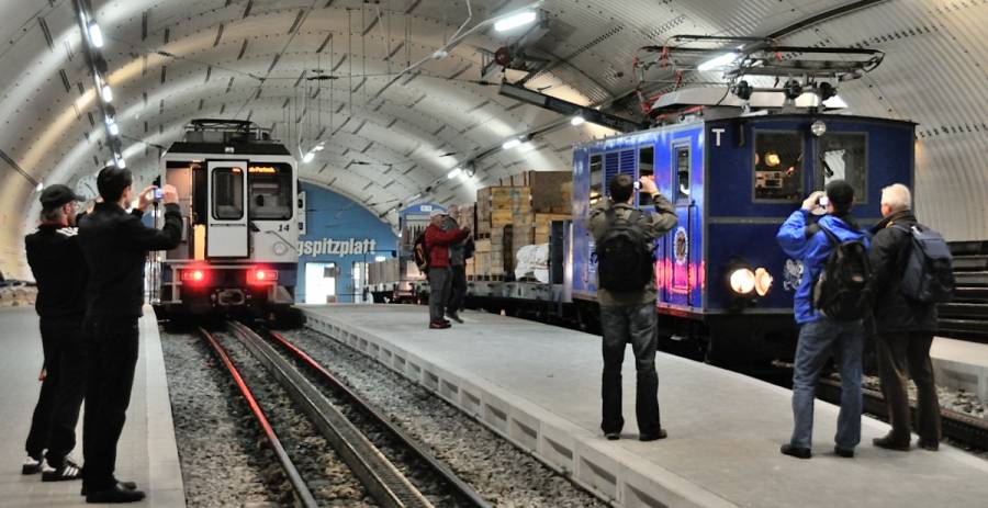 Vor der Abfahrt bleibt noch genügend Zeit, damit alle die Lok und den Triebwagen...
