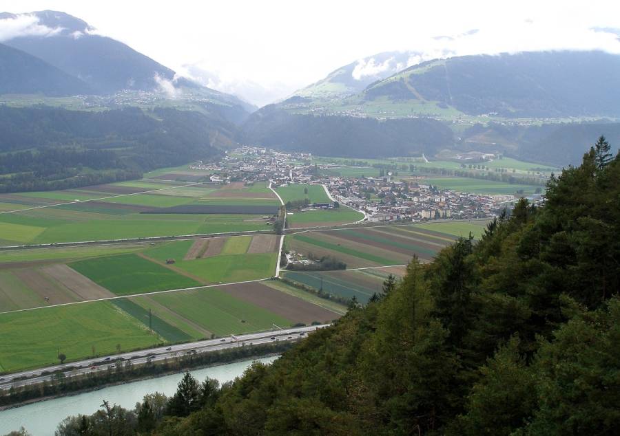 .. und fahren über die Karwendelbahn nach Innsbruck. Unterwegs ergeben sich...
.. und fahren über die Karwendelbahn nach Innsbruck. Unterwegs ergeben sich...