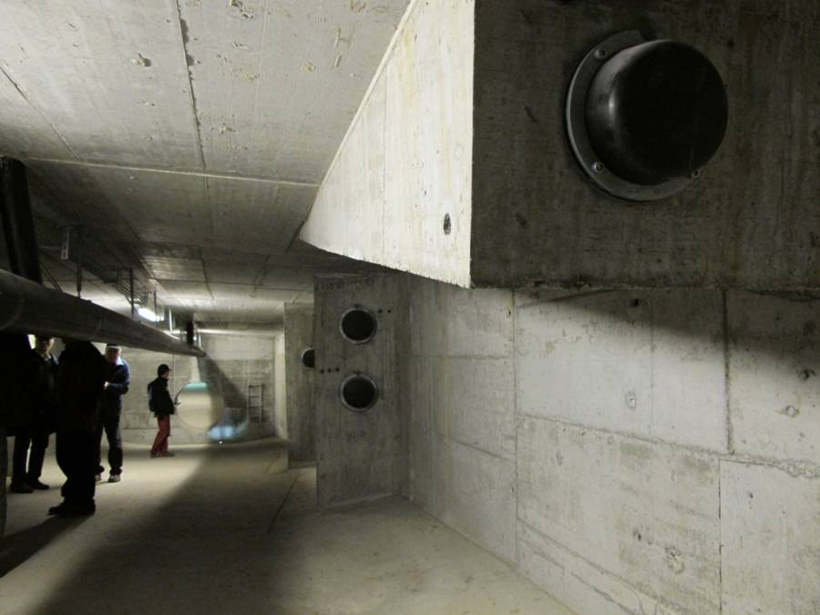 Hinter diesen Kappen befinden sich die Spannseile, vor Korrosion geschützt,... Hinter diesen Kappen befinden sich die Spannseile, vor Korrosion geschützt,...