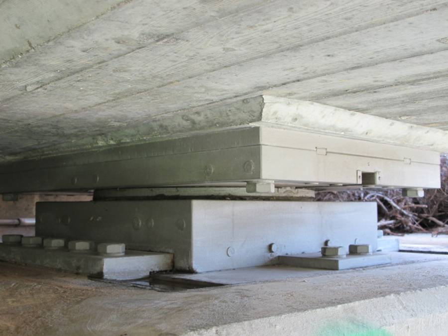 Eines der vielen Lager die die Brücke tragen.