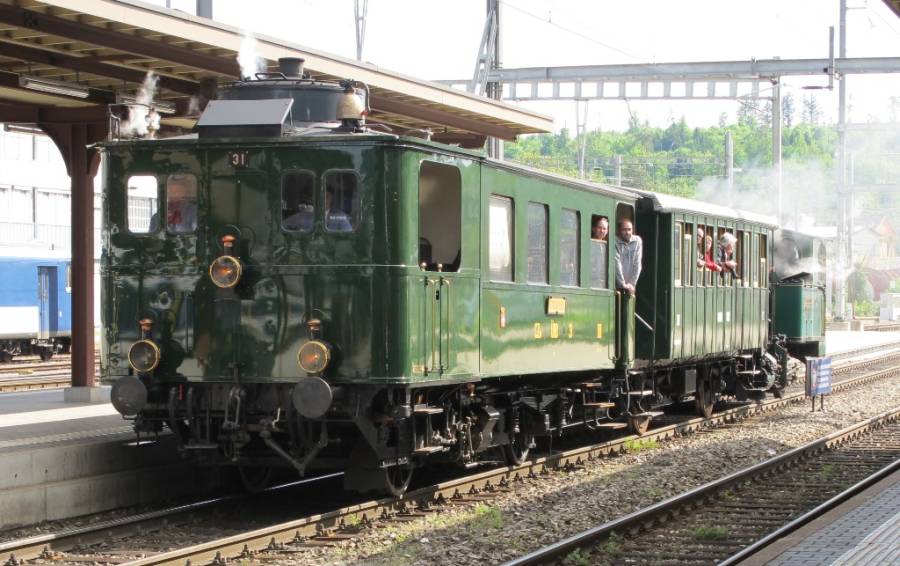 Bahnhof Brugg - vor der Heimfahrt. Pendelzug mit Dampftriebwagen CZm 1/2 31...