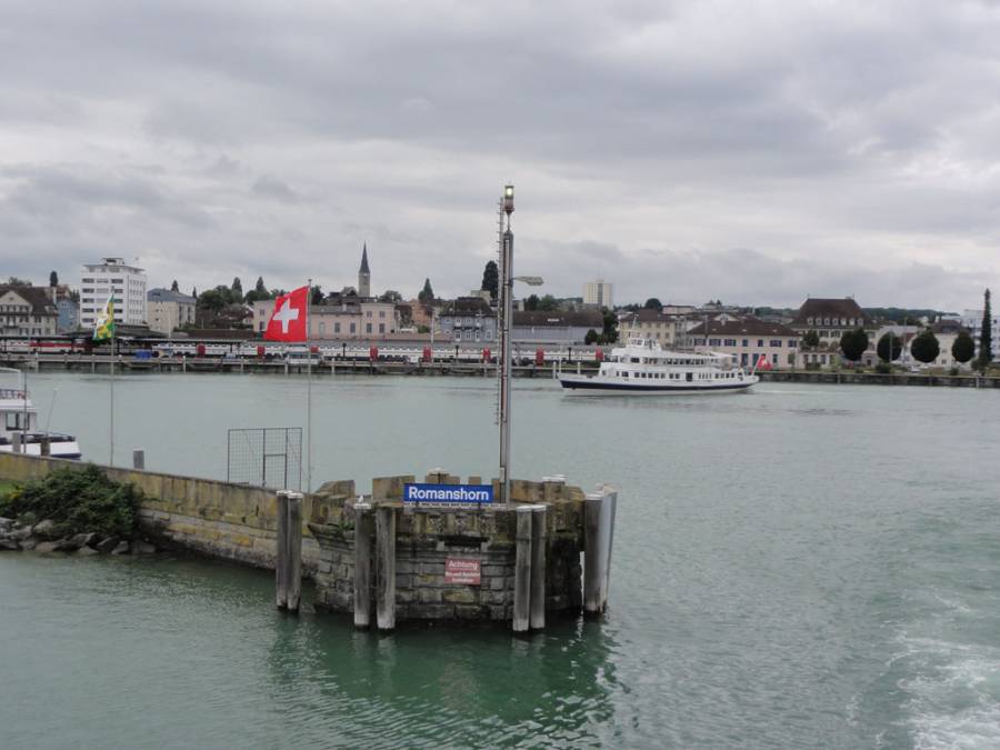 Mit der Fähre überqueren wir den Bodensee von Romanshorn nach Friedrichshafen. Mit der Fähre überqueren wir den Bodensee von Romanshorn nach Friedrichshafen.