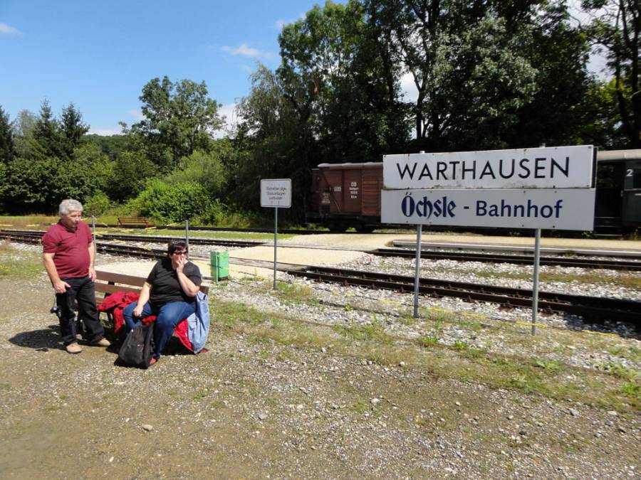 Warten in Warthausen  wo bleibt der Zug der Öchsle-Bahn?