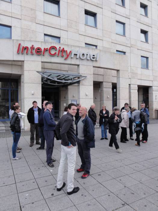 Die OEA-ler versammeln sich vor dem Hotel zum gemeinsamen Nachtessen in... Die OEA-ler versammeln sich vor dem Hotel zum gemeinsamen Nachtessen in...