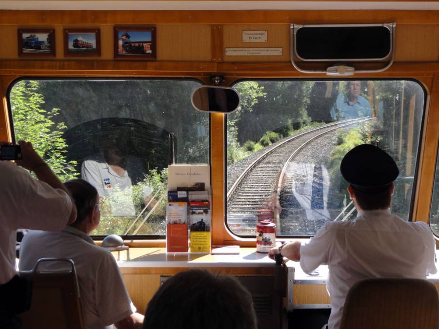 Natürlich hatte der Triebwagen viele Fenster auf der Seite, aber viel weniger... Natürlich hatte der Triebwagen viele Fenster auf der Seite, aber viel weniger...