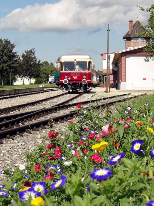 Der Dieseltriebwagen musste den mitgeführten Wagen umfahren bevor es zurück nach...