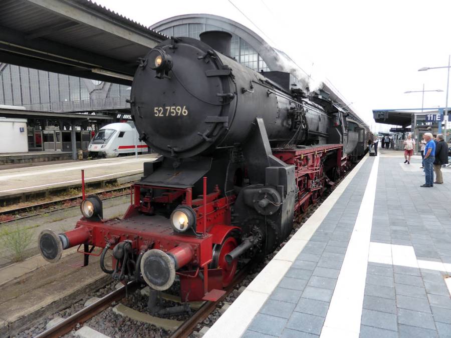 Die 52er (Baujahr 1944) der Eisenbahnfreunde Zollernbahn steht in Karlsruhe...