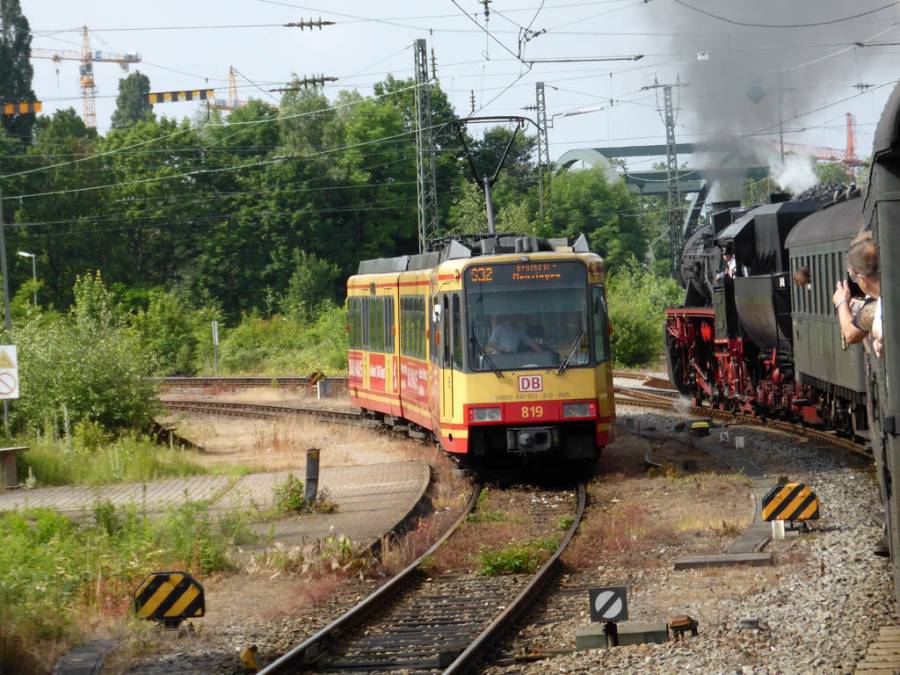 Ausfahrt aus Rastatt. Unser Zug fährt nun ins Murgtal. Ausfahrt aus Rastatt. Unser Zug fährt nun ins Murgtal.