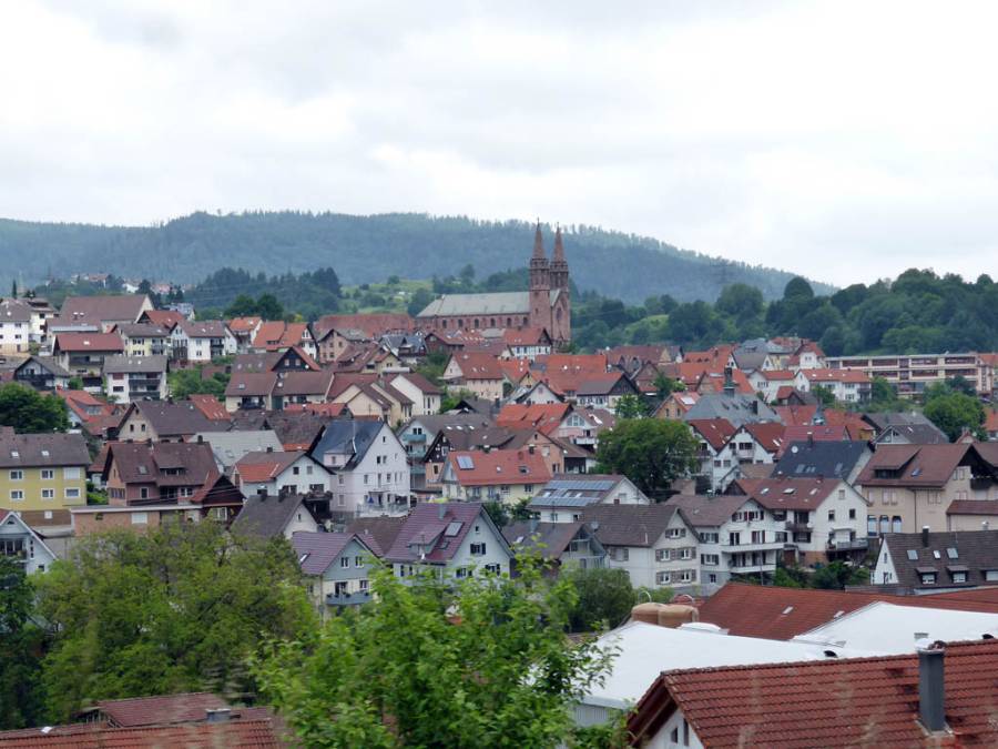 Unterwegs ein Blick auf die St. Johannes Baptista Kirche in Forbach.
