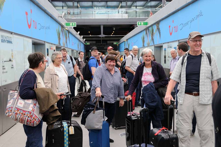 Nach dem Flug nach London Gatwick, warten die OEA ler frohgelaunt auf den...