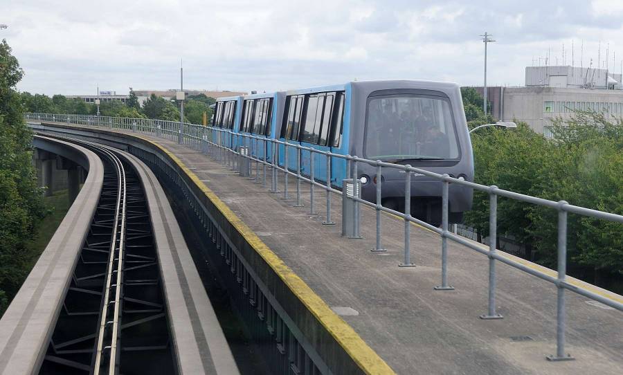 ... der die Terminals verbindet, und uns zum Flughafenbahnhof bringt. ... der die Terminals verbindet, und uns zum Flughafenbahnhof bringt.
