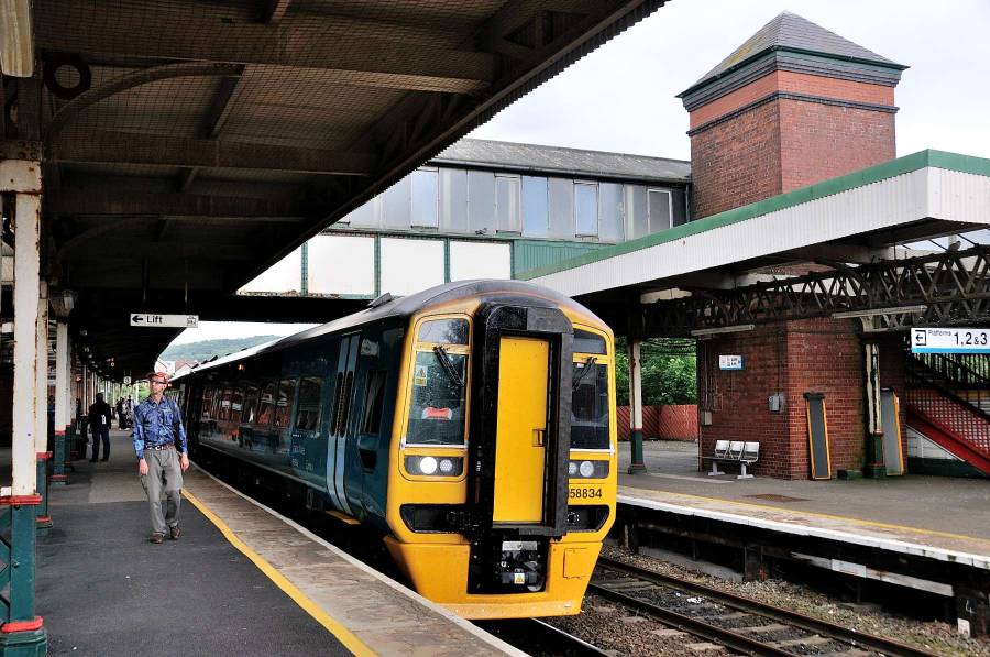 ... und dem Zug nach Llandudno Junction. ... und dem Zug nach Llandudno Junction.