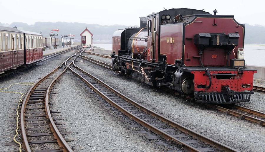 Im Endbahnhof Porthmadog treffen wir eine Garratt-Lok der Welsh Highland... Im Endbahnhof Porthmadog treffen wir eine Garratt-Lok der Welsh Highland...