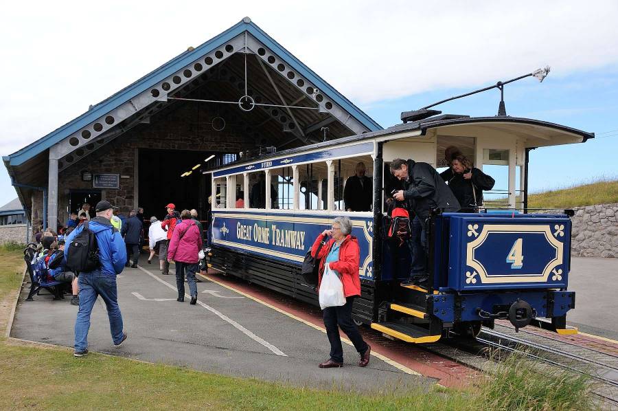 Den freien Tag nutzen die meisten für einen Ausflug mit der Great Orme Tramway,...