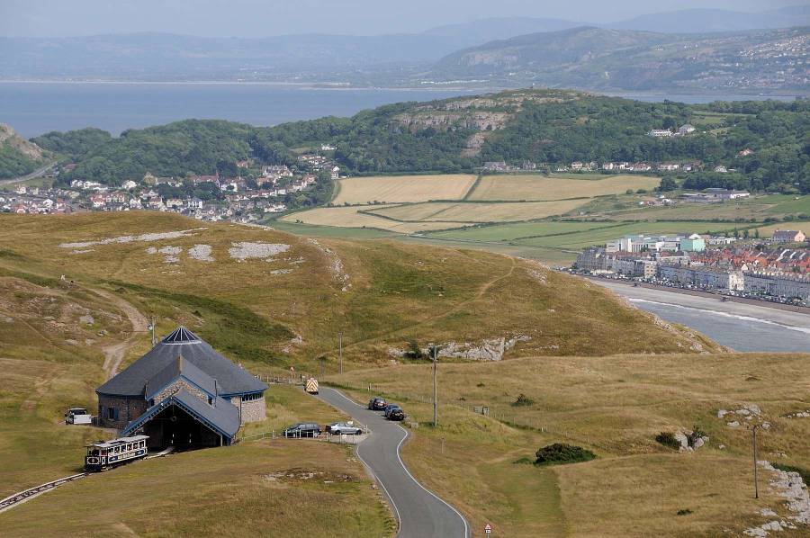 Der Blick hinunter zeigt die Mittelstation und rechts die Strandpromenade von... Der Blick hinunter zeigt die Mittelstation und rechts die Strandpromenade von...