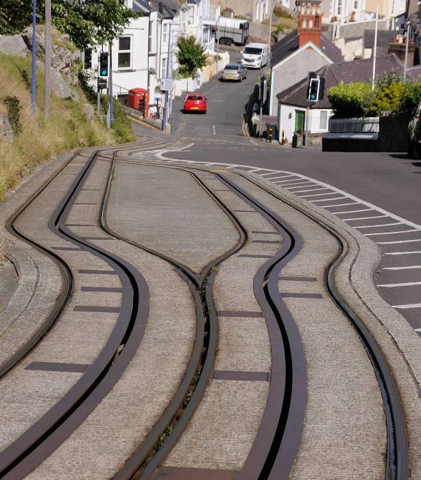 Die Gleise der Ausweichstation der unteren Sektion liegen am Rande der Strasse.