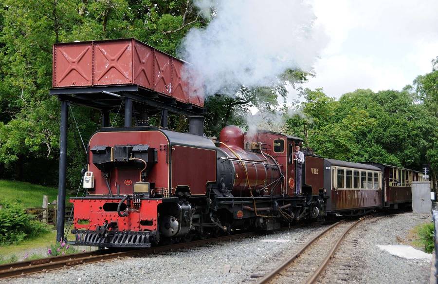 Die Garratt-Lok Nr. 138 passiert mit dem Gegenzug den Wassertank.