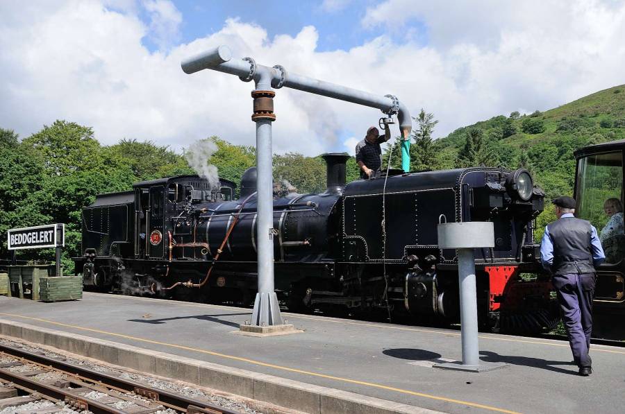 Unsere Lok Nr. 87 fasst vor der Weiterfahrt noch Wasser. Unsere Lok Nr. 87 fasst vor der Weiterfahrt noch Wasser.