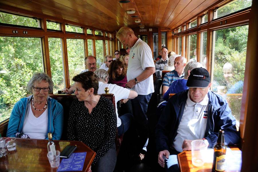 Die Tische im Wagen lassen einen Minibarbetrieb zu.