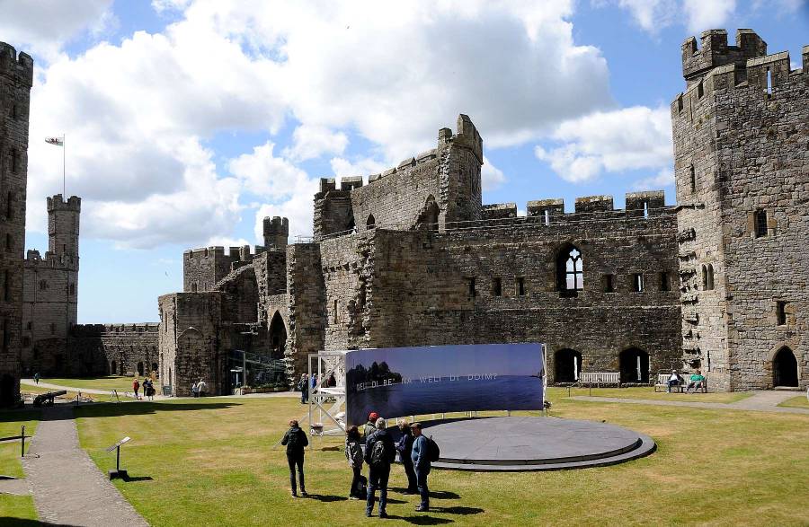 Am Nachmittag besuchen wir das Schloss Caernarforn, ...