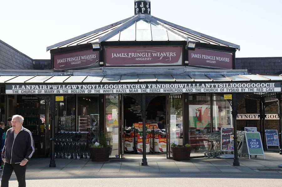 Am Shoping Center nebendran ist noch der Englische Name angeschrieben. Zu
Deutsch: Marienkirche in einer Mulde weißer Haseln in der Nähe des schnellen... Am Shoping Center nebendran ist noch der Englische Name angeschrieben. Zu
Deutsch: Marienkirche in einer Mulde weißer Haseln in der Nähe des schnellen...