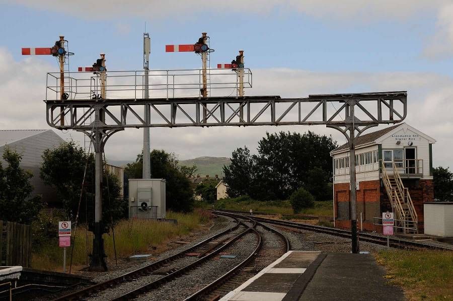Am Bahnhof Llandudno sehen wir eine alte Signalbrücke und das Stellwerk ... Am Bahnhof Llandudno sehen wir eine alte Signalbrücke und das Stellwerk ...
