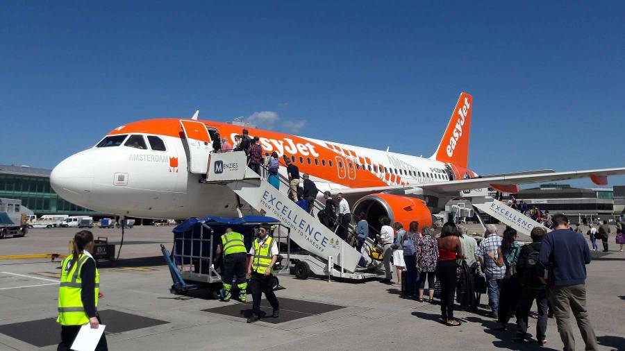 Von dort fliegen die Meisten wieder zurück nach Basel. Von dort fliegen die Meisten wieder zurück nach Basel.