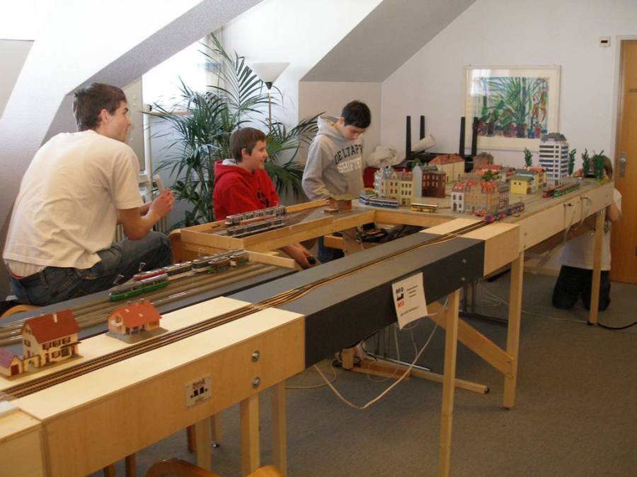 Die durch die Jugendgruppe aufgebaute Tramanlage wurde um einiges vergrössert. Die durch die Jugendgruppe aufgebaute Tramanlage wurde um einiges vergrössert.