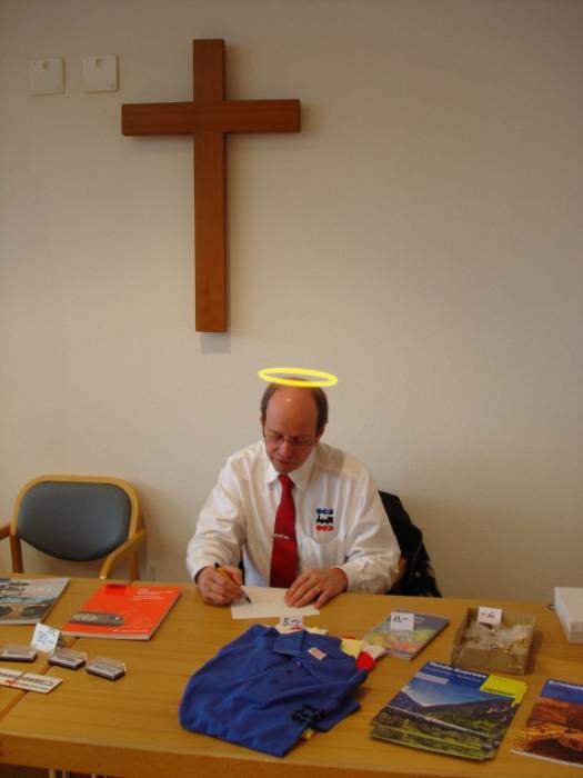 St. Kusi bei der Abrechnung unseres heiligen OEA Shops. St. Kusi bei der Abrechnung unseres heiligen OEA Shops.