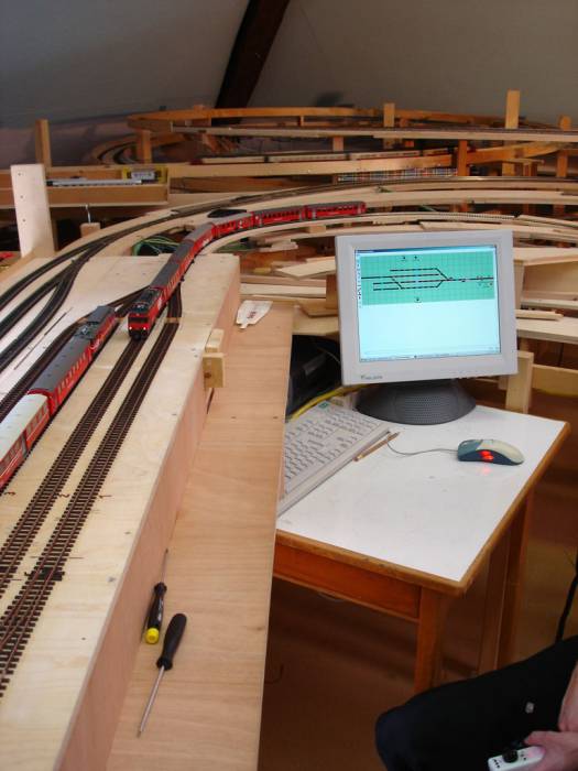 Der neue H0m Bahnhof wird über das Gleisbild auf dem Computer gesteuert. Der neue H0m Bahnhof wird über das Gleisbild auf dem Computer gesteuert.