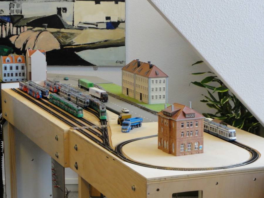 Diverse Trams aus diversen Städten stehen für den Fahrbetrieb bereit. Diverse Trams aus diversen Städten stehen für den Fahrbetrieb bereit.
