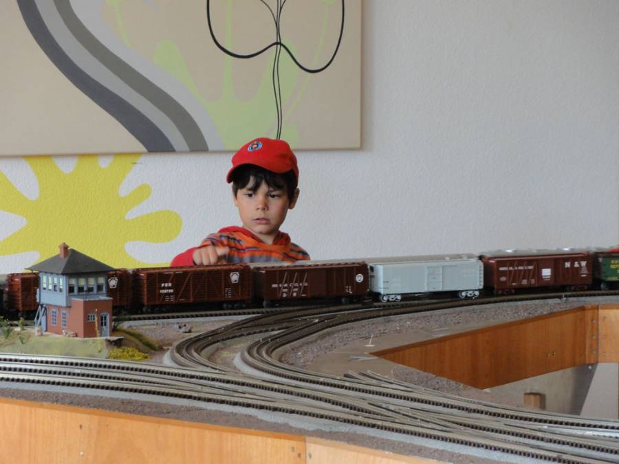 Auch die kleinen waren begeistert wenn ein Zug vorbei brauste.
