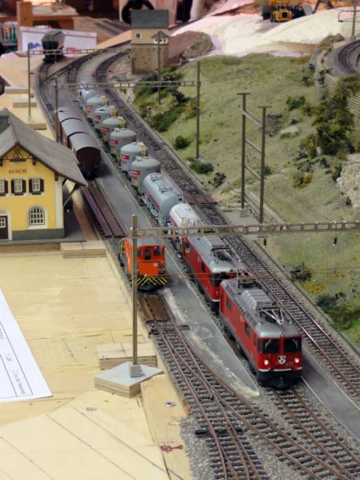 Ein Zementzug der RhB wartet eine Kreuzung ab. Ein Zementzug der RhB wartet eine Kreuzung ab.
