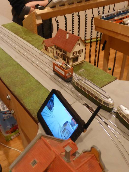 Eine Führerstandsfahrt über die Tramanlage. Vielleicht passt die Kamera bald ins... Eine Führerstandsfahrt über die Tramanlage. Vielleicht passt die Kamera bald ins...