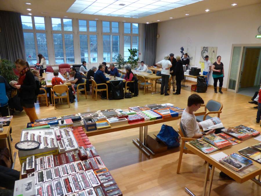 Blick in den grossen Saal mit kleiner Börse und Beizli. Blick in den grossen Saal mit kleiner Börse und Beizli.